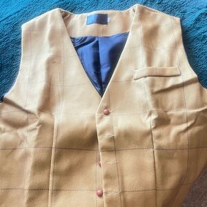 Brand new Men's Tan Checkered Vest size medium. Beautiful and very stylish!